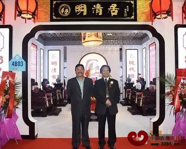 中國傳統(tǒng)工藝大師、明清居董事長金彪（左）云與亞太地區(qū)手工藝大師、中國工藝美術大師陸光正（右）合影