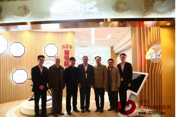 開館當天,由弘木傳媒CEO林偉華帶領(lǐng)原故宮博物院文??萍疾恐魅尾莒o樓(左四)、中山市大涌鎮(zhèn)黨委書記黃紅全(右三)、東北林業(yè)大學明清家具研究所所長牛曉霆(右二)、中央民族大學人體工程學專家蘇垣(左二)等領(lǐng)導、專家參觀紅木云體驗館 開館當天,由弘木傳媒CEO林偉華帶領(lǐng)原故宮博物院文保科技部主任曹靜樓(左四)、中山市大涌鎮(zhèn)黨委書記黃紅全(右三)、東北林業(yè)大學明清家具研究所所長牛曉霆(右二)、中央民族大學人體工程學專家蘇垣(左二)等領(lǐng)導、專家參觀紅木云體驗館