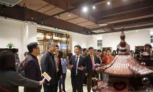 區(qū)氏臻品總經(jīng)理區(qū)錦澤為古鎮(zhèn)鎮(zhèn)長魏宏銳等一行人講解 區(qū)氏臻品總經(jīng)理區(qū)錦澤為古鎮(zhèn)鎮(zhèn)長魏宏銳等一行人講解