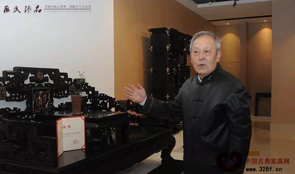 古典家具工藝傳承大師王秀林點評區(qū)氏臻品《小葉紫檀·嵌百寶拐子龍八仙羅漢床》 古典家具工藝傳承大師王秀林點評區(qū)氏臻品《小葉紫檀·嵌百寶拐子龍八仙羅漢床》