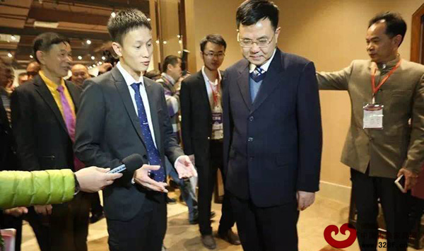 中山市委書記薛曉峰(右二)、中山市大涌鎮(zhèn)黨委書記黃紅全(右一)等領導嘉賓以及媒體朋友參觀區(qū)氏臻品展廳 中山市委書記薛曉峰(右二)、中山市大涌鎮(zhèn)黨委書記黃紅全(右一)等領導嘉賓以及媒體朋友參觀區(qū)氏臻品展廳