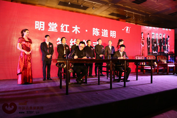 中國著名表演藝術(shù)家陳道明(左)與明堂紅木總經(jīng)理張向榮進(jìn)行代言人簽約儀式 中國著名表演藝術(shù)家陳道明(左)與明堂紅木總經(jīng)理張向榮進(jìn)行代言人簽約儀式