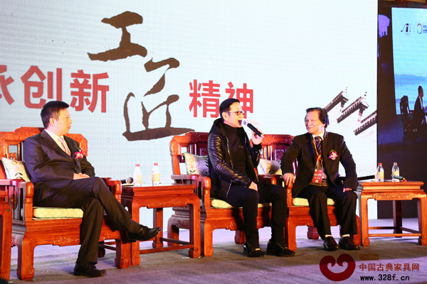 中國著名表演藝術(shù)家陳道明(中)在陳述他對(duì)于工匠精神的看法 中國著名表演藝術(shù)家陳道明(中)在陳述他對(duì)于工匠精神的看法