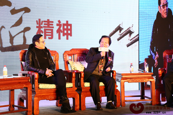 亞太手工藝大師、東陽木雕國家級(jí)非物質(zhì)文化遺產(chǎn)代表性傳承人陸光正在表達(dá)對(duì)紅木家具創(chuàng)新的看法 亞太手工藝大師、東陽木雕國家級(jí)非物質(zhì)文化遺產(chǎn)代表性傳承人陸光正在表達(dá)對(duì)紅木家具創(chuàng)新的看法