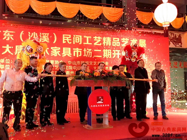 一眾領(lǐng)導(dǎo)現(xiàn)場進(jìn)行推桿儀式,意味著大唐紅木家具市場二期即將盛裝起航 一眾領(lǐng)導(dǎo)現(xiàn)場進(jìn)行推桿儀式,意味著大唐紅木家具市場二期即將盛裝起航