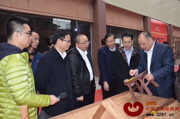 全國工商聯(lián)常委、原廣東省工商聯(lián)主席黃三和(右一),沙溪鎮(zhèn)黨委副書記、鎮(zhèn)長陳順葆(左二),沙溪鎮(zhèn)黨委委員肖亦寧(右二)、大唐紅木家具市場總經(jīng)理方君揚(yáng)(右四)參觀榫卯結(jié)構(gòu)技藝邀請賽相關(guān)作品 全國工商聯(lián)常委、原廣東省工商聯(lián)主席黃三和(右一),沙溪鎮(zhèn)黨委副書記、鎮(zhèn)長陳順葆(左二),沙溪鎮(zhèn)黨委委員肖亦寧(右二)、大唐紅木家具市場總經(jīng)理方君揚(yáng)(右四)參觀榫卯結(jié)構(gòu)技藝邀請賽相關(guān)作品