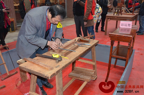 榫卯結(jié)構(gòu)大賽現(xiàn)場,木工師傅細(xì)致地把握尺寸 榫卯結(jié)構(gòu)大賽現(xiàn)場,木工師傅細(xì)致地把握尺寸