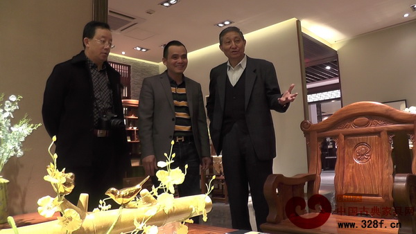 原故宮博物院文??萍疾恐魅巍⒅袊t木專家曹靜樓,華南農(nóng)業(yè)大學(xué)博士生導(dǎo)師李凱夫蒞臨雅仕軒紅木,并對(duì)香頌沙發(fā)給予高度評(píng)價(jià) 原故宮博物院文??萍疾恐魅?、中國著名紅木專家曹靜樓,華南農(nóng)業(yè)大學(xué)博士生導(dǎo)師李凱夫蒞臨雅仕軒紅木,并對(duì)香頌沙發(fā)給予高度評(píng)價(jià)