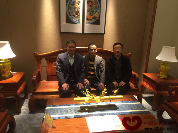 雅仕軒紅木總經(jīng)理陳君(中)與原故宮博物院文??萍疾恐魅巍⒅袊t木專家曹靜樓(左),華南農(nóng)業(yè)大學(xué)博士生導(dǎo)師李凱夫(右)合影 雅仕軒紅木總經(jīng)理陳君(中)與原故宮博物院文保科技部主任、中國著名紅木專家曹靜樓(左),華南農(nóng)業(yè)大學(xué)博士生導(dǎo)師李凱夫(右)合影