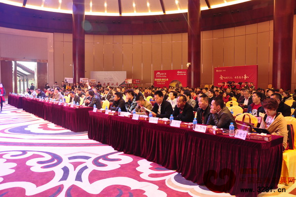 2016年中國紅木家具精品頒獎典禮現(xiàn)場匯聚紅木家具行業(yè)政府領(lǐng)導(dǎo)、協(xié)會代表、專家學(xué)者、企業(yè)精英、經(jīng)銷商、采購商、紅木愛好者等,座無虛席 2016年中國紅木家具精品頒獎典禮現(xiàn)場匯聚紅木家具行業(yè)政府領(lǐng)導(dǎo)、協(xié)會代表、專家學(xué)者、企業(yè)精英、經(jīng)銷商、采購商、紅木愛好者等,座無虛席