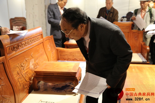 亞太地區(qū)手工藝大師、中國工藝美術(shù)大師馮文土為匯堂產(chǎn)品《緬甸花梨卷書沙發(fā)》評分 亞太地區(qū)手工藝大師、中國工藝美術(shù)大師馮文土為匯堂產(chǎn)品《緬甸花梨卷書沙發(fā)》評分