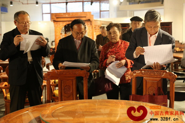 專家評審團(tuán)為天工雋品選送作品《緬甸花梨天福1.38圓臺》現(xiàn)場打分 專家評審團(tuán)為天工雋品選送作品《緬甸花梨天福1.38圓臺》現(xiàn)場打分