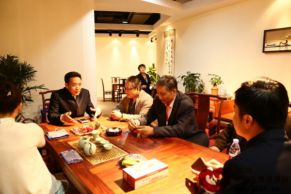 集古韻今總經(jīng)理陳新平向蒞臨展廳參觀的專家詳細介紹集古韻今的產(chǎn)品理念 集古韻今總經(jīng)理陳新平向蒞臨展廳參觀的專家詳細介紹集古韻今的產(chǎn)品理念