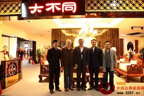 集古韻今總經(jīng)理陳新平(右二)與原故宮博物院文??萍疾恐魅?、中國著名紅木專家曹靜樓(右三),東北林業(yè)大學明清家具研究所所長牛曉霆(右一),中央民族大學人體工程學教授蘇垣(左二),全聯(lián)藝術紅木專家專委會執(zhí)行會長兼秘書長、弘木傳媒CEO林偉華合影 集古韻今總經(jīng)理陳新平(右二)與原故宮博物院文??萍疾恐魅?、中國著名紅木專家曹靜樓(右三),東北林業(yè)大學明清家具研究所所長牛曉霆(右一),中央民族大學人體工程學教授蘇垣(左二),全聯(lián)藝術紅木專家專委會執(zhí)行會長兼秘書長、弘木傳媒CEO林偉華合影