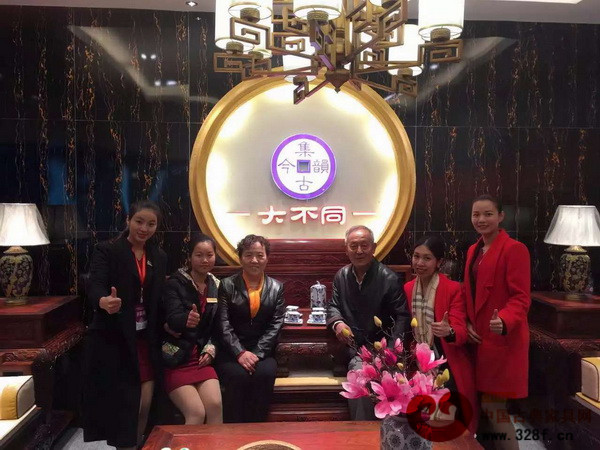 集古韻今銷售團隊與原故宮家具修復專家王秀林(右三)、明清家具鑒賞專家馬清竹(左三)合影 集古韻今銷售團隊與原故宮家具修復專家王秀林(右三)、明清家具鑒賞專家馬清竹(左三)合影