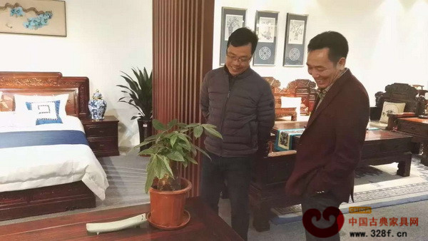 大涌鎮(zhèn)鎮(zhèn)長文衛(wèi)戈蒞臨集古韻今展館參觀指導工作 大涌鎮(zhèn)鎮(zhèn)長文衛(wèi)戈蒞臨集古韻今展館參觀指導工作