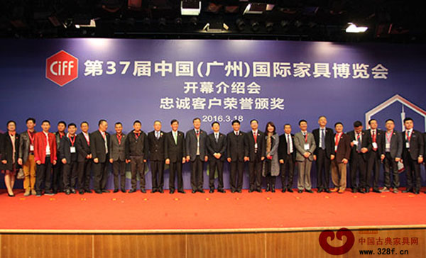 一眾領(lǐng)導(dǎo)嘉賓在廣州家博會(huì)開幕式臺(tái)前合影留念 一眾領(lǐng)導(dǎo)嘉賓在廣州家博會(huì)開幕式臺(tái)前合影留念