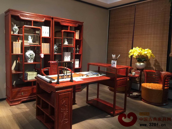 蘇陽(yáng)紅在東莞名家具展展廳圖，雅木青春已成為典雅清新的新中式家居典范