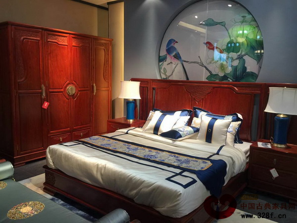 蘇陽(yáng)紅在東莞名家具展展廳圖，雅木青春已成為典雅清新的新中式家居典范