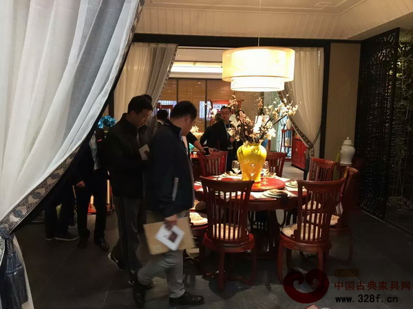 蘇陽(yáng)紅在東莞名家具展展廳圖，雅木青春已成為典雅清新的新中式家居典范