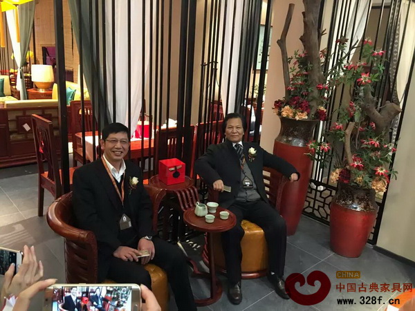 東陽(yáng)市副市長(zhǎng)陳軍（圖左）與亞太地區(qū)手工藝大師、中國(guó)工藝美術(shù)大師陸光正（圖右）參觀蘇陽(yáng)紅展廳并合影留念