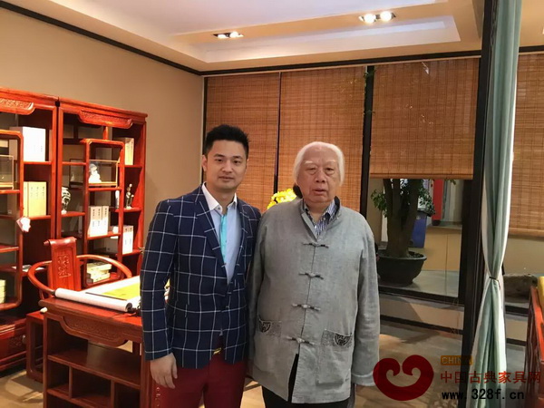 蘇陽(yáng)紅總經(jīng)理吳春飛與中國(guó)工藝美術(shù)大師徐經(jīng)彬（圖右）合影