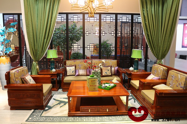 東方寶鼎展館內精致的紅木家具《唐風系列》