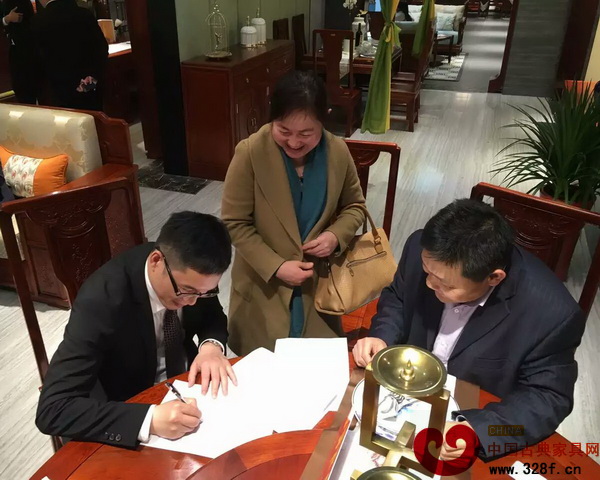 東方寶鼎意向加盟商與總裁石擁軍現場簽約