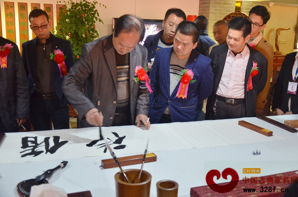 汕頭市多位書(shū)法家在藝術(shù)聯(lián)展現(xiàn)場(chǎng)揮毫獻(xiàn)藝，吸引了眾多參會(huì)者圍觀(guān)