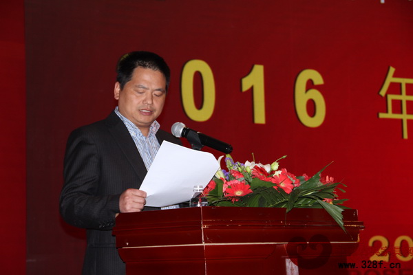 東陽市紅木家具行業(yè)協(xié)會(huì)常務(wù)副會(huì)長李忠信做《東陽市紅木家具行業(yè)協(xié)會(huì)2016年工作計(jì)劃》
