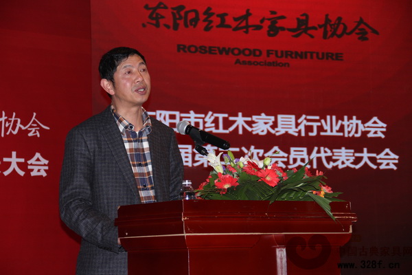 東陽市人民政府副市長陳軍在會(huì)上發(fā)言