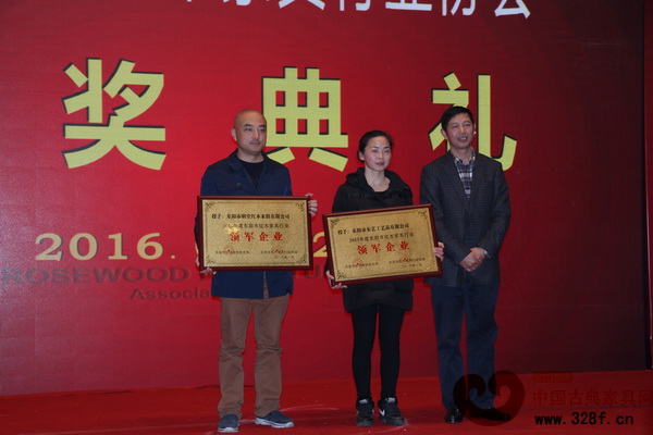 頒獎(jiǎng)典禮上，東陽市人民政府副市長陳軍給受表彰企業(yè)頒獎(jiǎng)