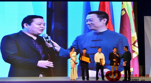 名揚(yáng)紅木董事長楊威(右二)在接受中央電視臺(tái)主持人趙保樂采訪時(shí)提到名揚(yáng)紅木“人無我有,人有我變”的品牌理念 名揚(yáng)紅木董事長楊威(右二)在接受中央電視臺(tái)主持人趙保樂采訪時(shí)提到名揚(yáng)紅木“人無我有,人有我變”的品牌理念