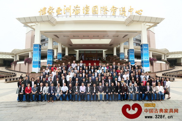第六屆中國(guó)紅木家具品牌大會(huì)重要與會(huì)嘉賓在博鰲亞洲論壇中心合影 第六屆中國(guó)紅木家具品牌大會(huì)重要與會(huì)嘉賓在博鰲亞洲論壇中心合影