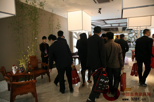 紅博會開幕式后，游客紛紛涌入合興奇典居展館參觀