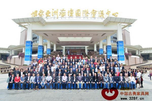 第六屆中國(guó)紅木家具品牌大會(huì)與會(huì)嘉賓在博鰲亞洲論壇國(guó)際會(huì)議中心合影留念 第六屆中國(guó)紅木家具品牌大會(huì)與會(huì)嘉賓在博鰲亞洲論壇國(guó)際會(huì)議中心合影留念