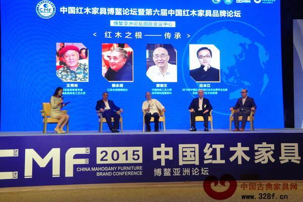 第一輪論壇由全聯(lián)藝術(shù)紅木家具專委會副秘書長、弘木傳媒總經(jīng)理助理舒鋆鋆（左一）主持，古典家具傳承工藝大師王秀林（中）、深圳宜雅泰和園董事長邵湘文（右二）、江蘇南通永琦紫檀館館長顧永琦（左二）、東陽卓木王紅木總經(jīng)理杜長江（右一）圍繞“紅木之根——傳承”展開探討 