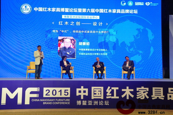 第二輪論壇由家具行業(yè)資深媒體人王周(左一)主持,中南林業(yè)科技大學(xué)博士生導(dǎo)師胡景初(右二)、東陽(yáng)明清居董事長(zhǎng)金彪云(右一)、東莞戴為紅木總裁戴愛國(guó)(左二)圍繞“紅木之創(chuàng)——設(shè)計(jì)”展開討論 第二輪論壇由家具行業(yè)資深媒體人王周(左一)主持,中南林業(yè)科技大學(xué)博士生導(dǎo)師胡景初(右二)、東陽(yáng)明清居董事長(zhǎng)金彪云(右一)、東莞戴為紅木總裁戴愛國(guó)(左二)圍繞“紅木之創(chuàng)——設(shè)計(jì)”展開討論