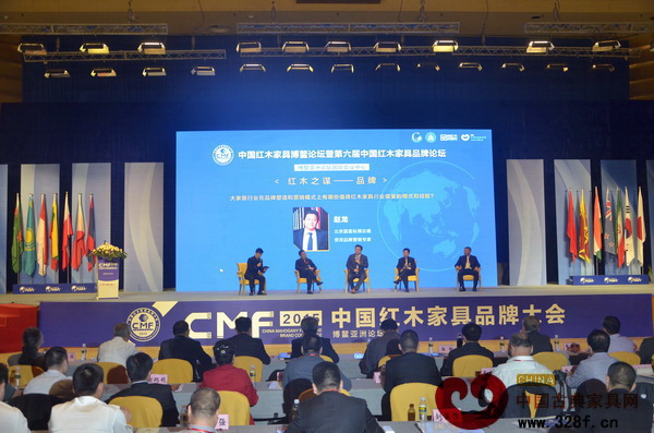 第三輪論壇由全聯(lián)藝術(shù)紅木家具專委會(huì)執(zhí)行會(huì)長(zhǎng)、弘木傳媒CEO林偉華(左一)主持,資深品牌營(yíng)銷專家趙龍(中)、明堂紅木總經(jīng)理張向榮(左二)、中山東成紅木董事長(zhǎng)張錫復(fù)(右二)、大涌紅博城董事長(zhǎng)林孟禮(右一)圍繞“紅木之謀——品牌”展開討論 第三輪論壇由全聯(lián)藝術(shù)紅木家具專委會(huì)執(zhí)行會(huì)長(zhǎng)、弘木傳媒CEO林偉華(左一)主持,資深品牌營(yíng)銷專家趙龍(中)、明堂紅木總經(jīng)理張向榮(左二)、中山東成紅木董事長(zhǎng)張錫復(fù)(右二)、大涌紅博城董事長(zhǎng)林孟禮(右一)圍繞“紅木之謀——品牌”展開討論