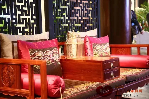 新中式家具一定要符合中式家具的理念（圖為國壽紅木東莞名家具展展出的新明式紅木家具品牌——世外桃源新品）