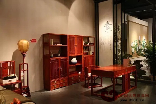 "新中式"家具不是對古典中式的簡化，也不是中式元素的簡單疊加，而是從中國傳統(tǒng)文化的深層內(nèi)涵中挖掘精髓（圖為國壽紅木東莞名家具展展出的新明式紅木家具品牌——世外桃源新品） 