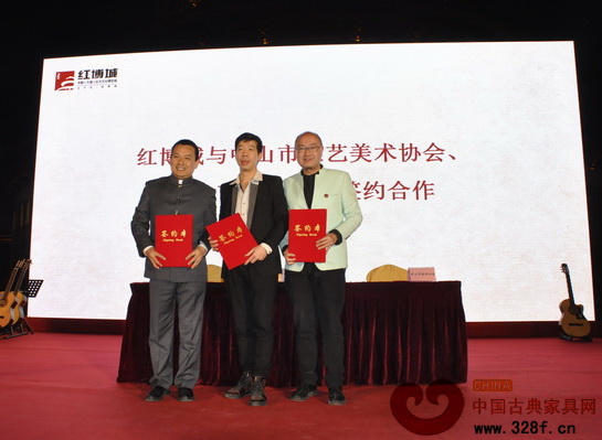 答謝晚宴上，紅博城與中山市工藝美術(shù)協(xié)會、中山市旗袍協(xié)會簽約合作