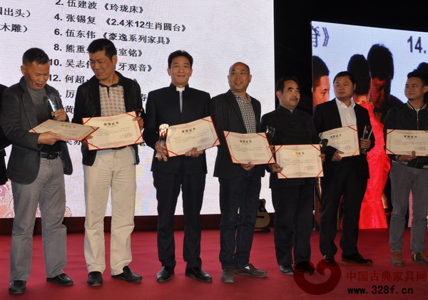 《鳥語花香屏風(fēng)》(木雕)榮獲“中山市工藝美術(shù)協(xié)會(huì)第二屆會(huì)員作品展特別金獎(jiǎng)”,集古韻今總經(jīng)理陳新平上臺(tái)領(lǐng)獎(jiǎng) 《鳥語花香屏風(fēng)》(木雕)榮獲“中山市工藝美術(shù)協(xié)會(huì)第二屆會(huì)員作品展特別金獎(jiǎng)”,集古韻今總經(jīng)理陳新平上臺(tái)領(lǐng)獎(jiǎng)