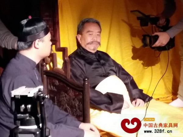 《袁世凱的帝王夢》的取景道具選用紅古軒的老撾大紅酸枝《山水架子床》