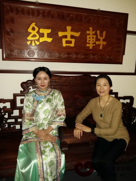 《袁世凱的帝王夢》演員與紅古軒南京旗艦館負責人楊總合影