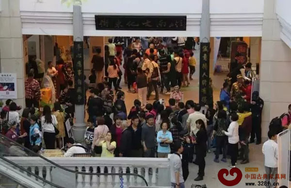 紅博會(huì)期間前來參觀者眾多 紅博會(huì)期間前來參觀者眾多