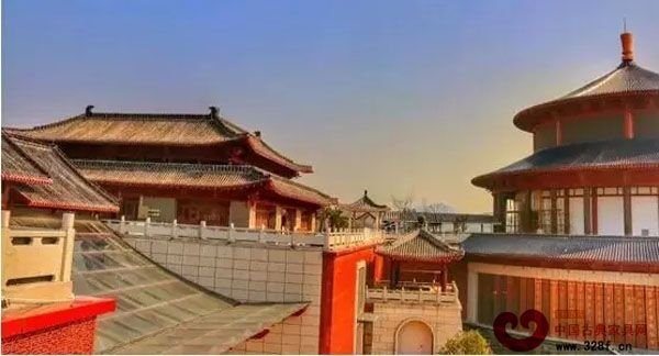 紅博城大氣恢弘的主體建筑吸引了不少游客的目光 紅博城大氣恢弘的主體建筑吸引了不少游客的目光