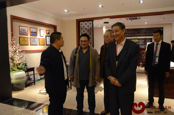 原故宮博物院文保科技部主任曹靜樓（右二）、東北林業(yè)大學(xué)明清家具研究所所長（左二）、中央民族大學(xué)人體工程學(xué)專家蘇垣蘇垣（左三）蒞臨匠王紅木展廳參觀指導(dǎo)