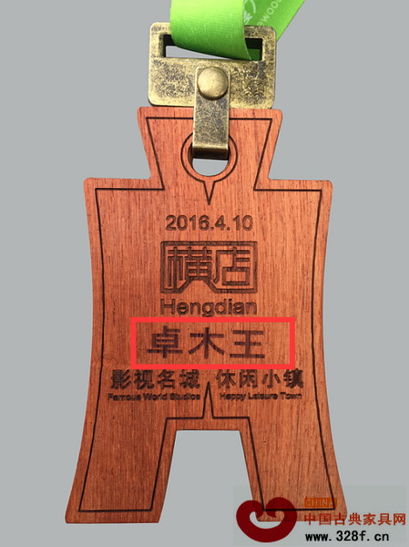 橫馬獎牌反面,您可以在“卓木王”三字的位置刻上自己的名字,讓你的獎牌獨一無二! 橫馬獎牌反面,您可以在“卓木王”三字的位置刻上自己的名字,讓你的獎牌獨一無二!