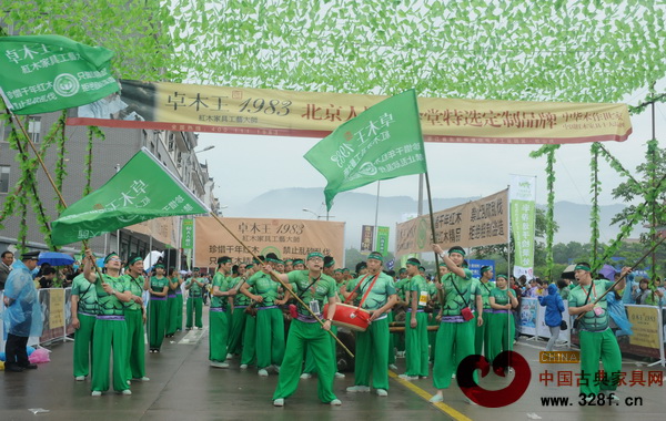2015年的“橫馬”賽場上,卓木王紅木的“綠巨人”方陣十分搶眼 2015年的“橫馬”賽場上,卓木王紅木的“綠巨人”方陣十分搶眼